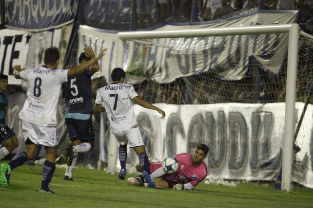 Brown igualó ante Independiente Rivadavia y mantiene la punta