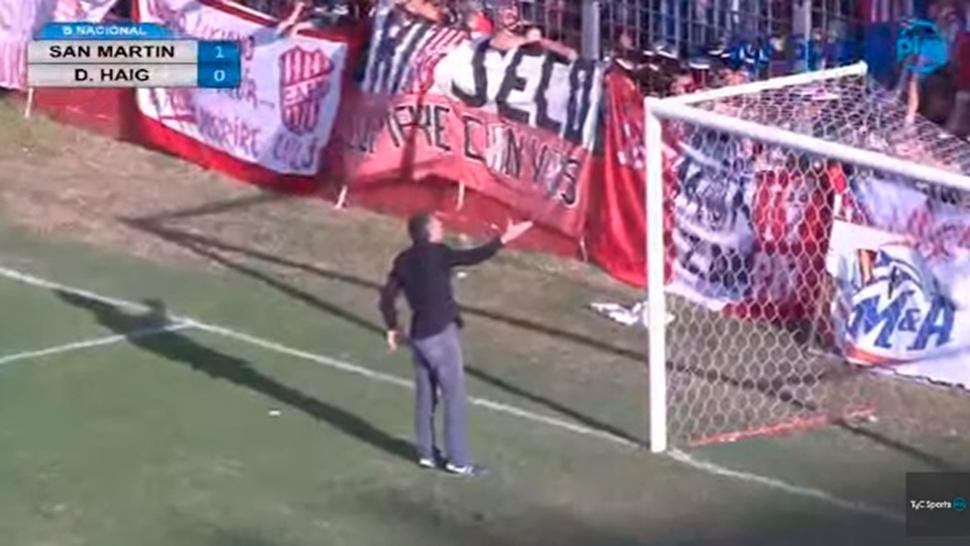 Vergüenza: Cagna tuvo que pedirles a los hinchas que se bajen del alambrado
