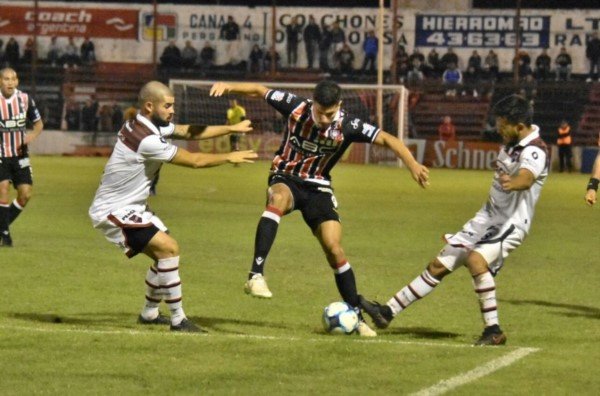 Douglas Haig empató sin goles con Chacarita