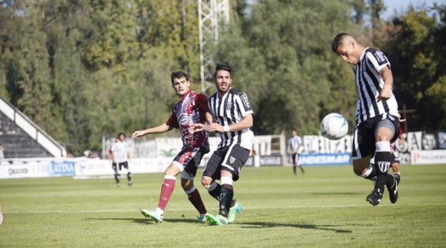 El Lobo ganó en el Parque y se acerca al ascenso