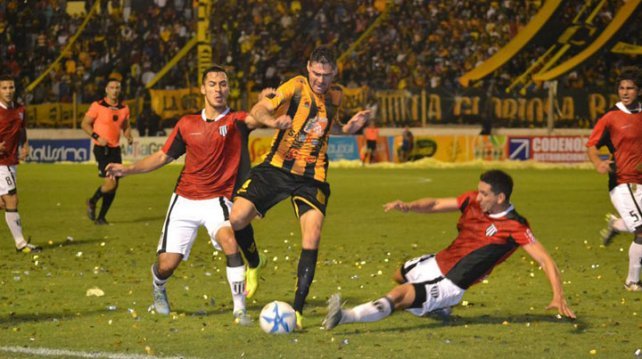 Gimnasia ganó en Santiago y se mete en la pelea