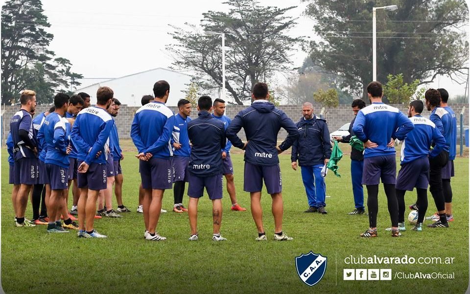 Alvarado licenció al plantel por una semana