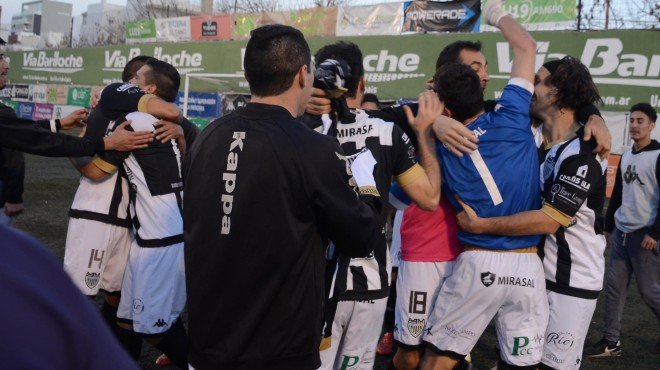Cipolletti ganó por penales y se metió en cuartos de final