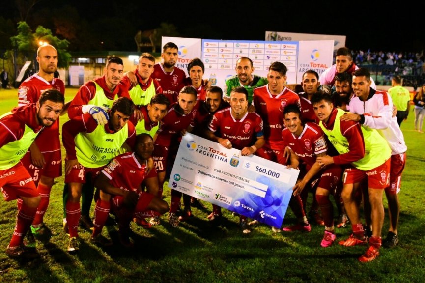 Huracán sufrió para vencer por penales a Defensores Unidos