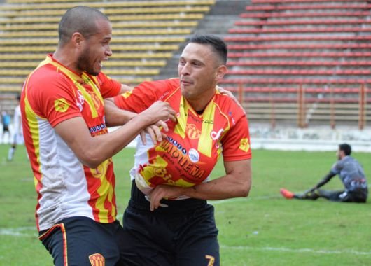Ganó Sarmiento y se metió en cuartos