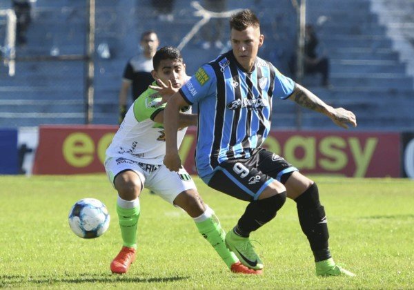 Almagro se hizo fuerte ante Chicago