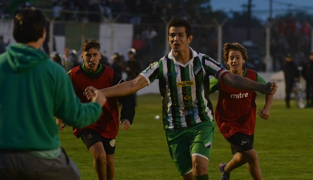 Villa Mitre venció por penales a Alvarado y avanzó de fase