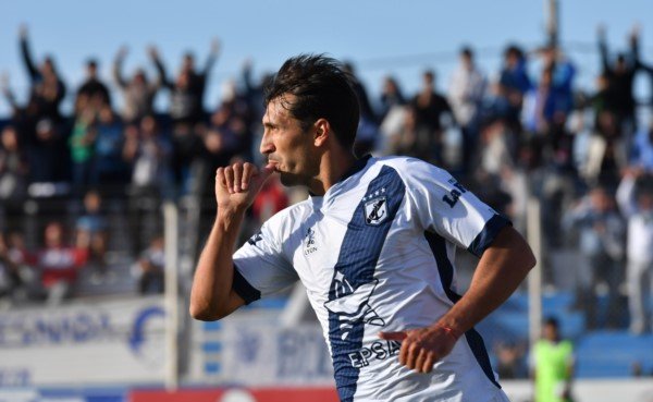 Brown aplastó a Chacarita y se acomoda en los puestos de ascenso