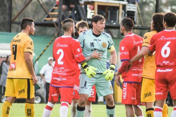 Argentinos le quitó el invicto a Flandria y se encamina al título