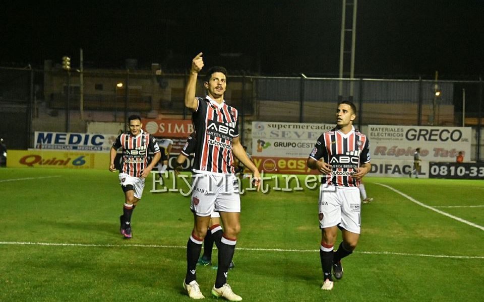 Chacarita goleó a Santamarina y le mete presión a Brown