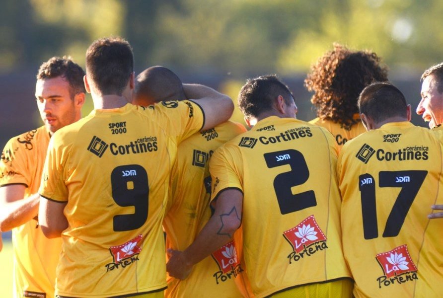 Flandria goleó a Nueva Chicago y sigue con vida en el Nacional