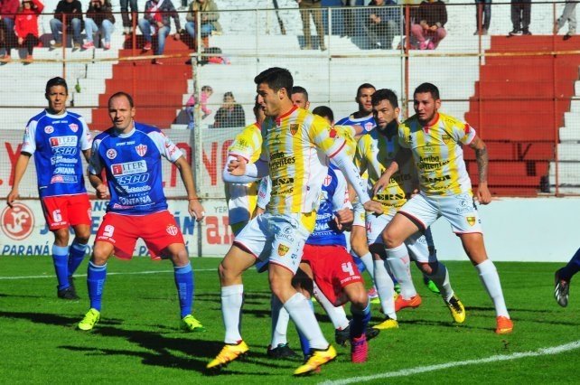 Boca Unidos goleó a Atlético Paraná y se aseguró la permanencia