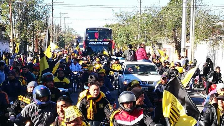 Fiesta Aurinegra: Una caravana recibió al plantel de Mitre en Santiago