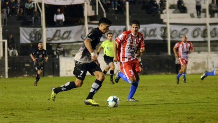 Central Córdoba cayó ante Atlético Paraná y quedó al borde del abismo