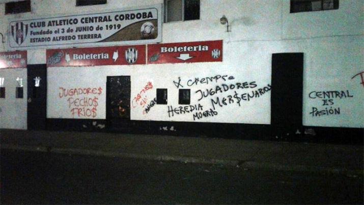 Arde el Ferroviario: pintadas contra la dirigencia y el plantel