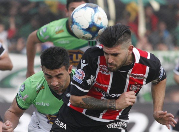 Chicago igualó ante Chacarita y le dio una vida más a Brown