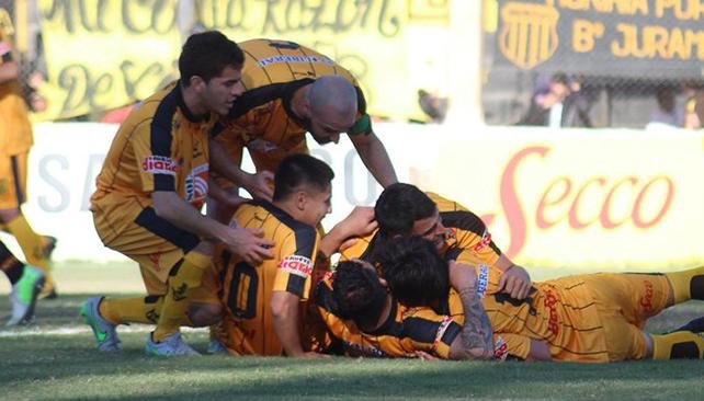 Mitre se llevó la primera final en casa
