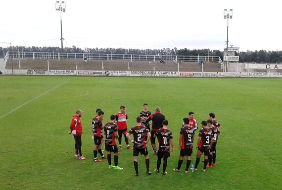 Rivadavia de Lincoln jugó más amistosos ante Defensores VR y tendrá luz