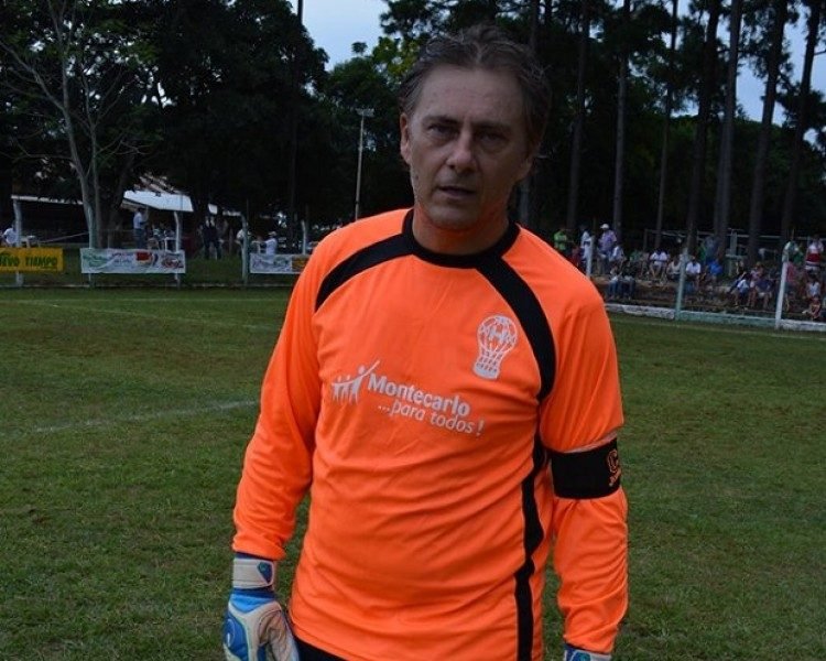 Roberto Geck: El golero que con 44 años defiende el arco de Huracán de Montecarlo