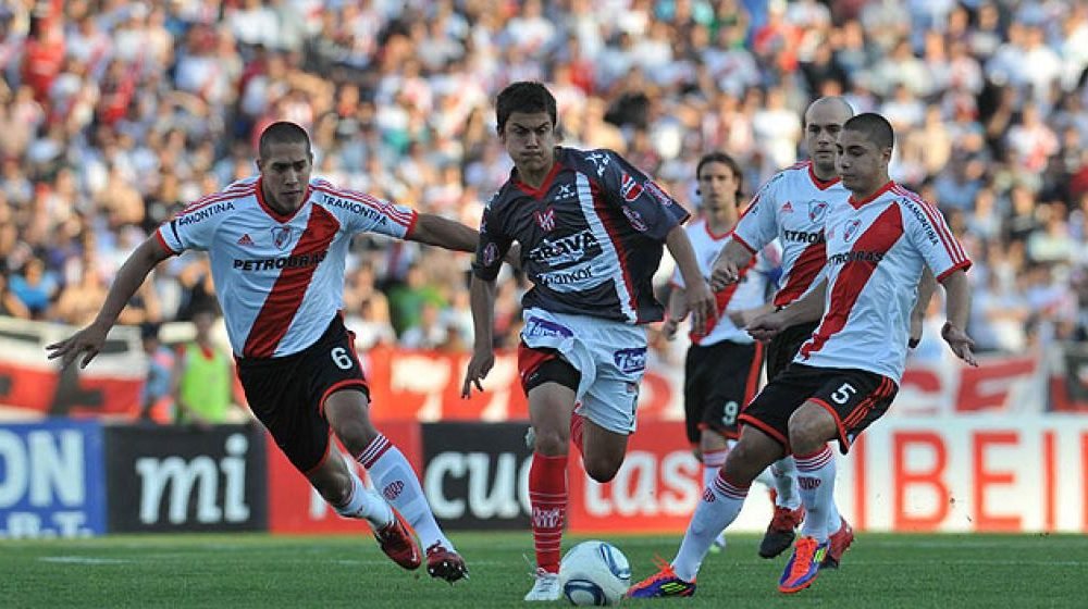 Polémica: Instituto vs River se jugaría el domingo a las 21.10