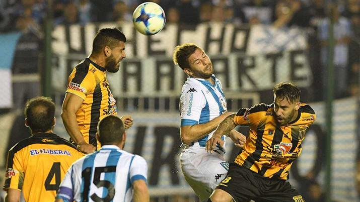 Mitre estuvo cerca de dar el golpe, pero terminó cayendo ante Racing