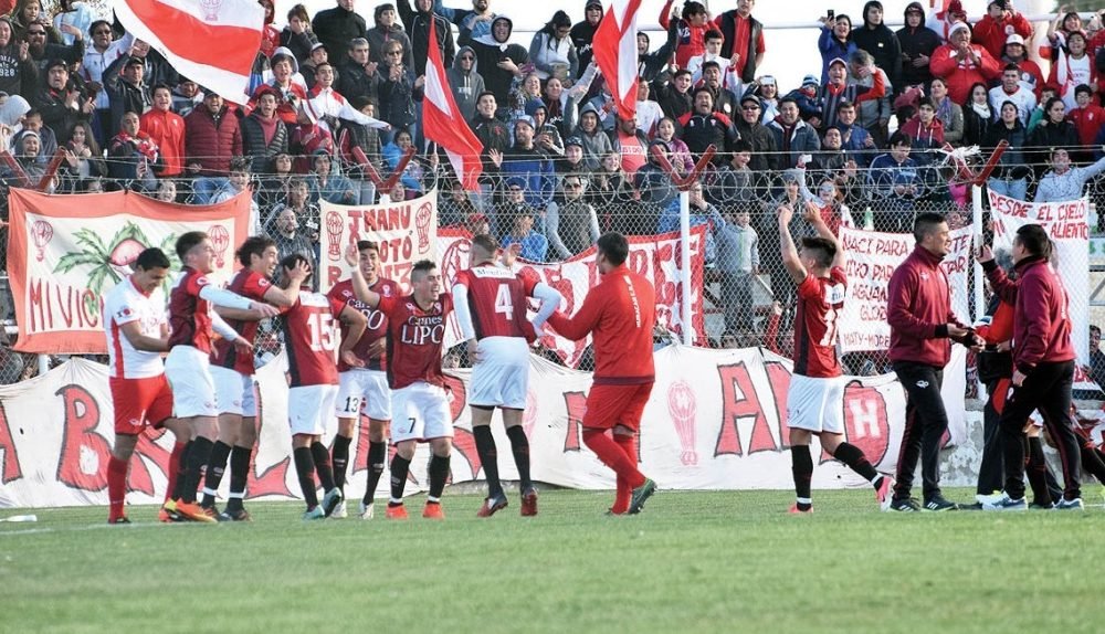 Huracán se impuso en el clásico de Comodoro y es escolta