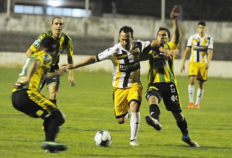 Aldosivi arrancó con una victoria ante Santamarina