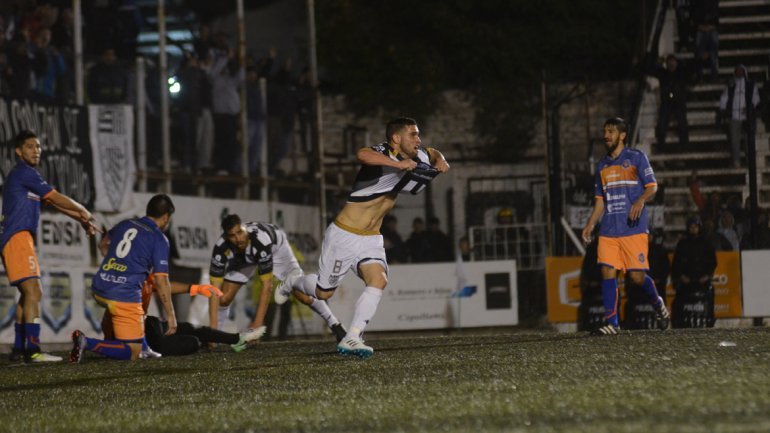 Cipolletti festejó sobre la hora en el clásico