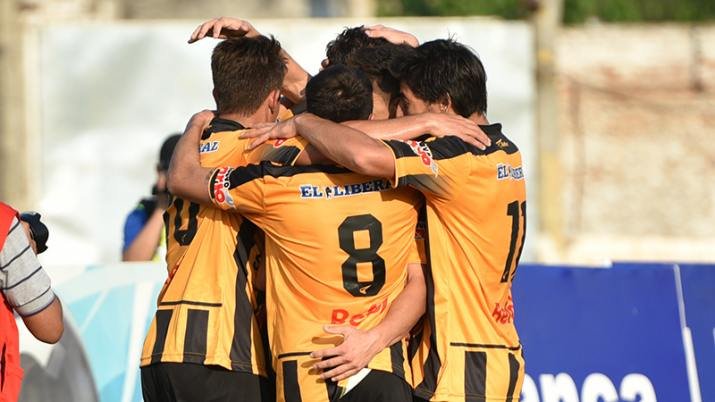 Mitre tuvo un debut soñado y festejó ante Estudiantes de San Luis