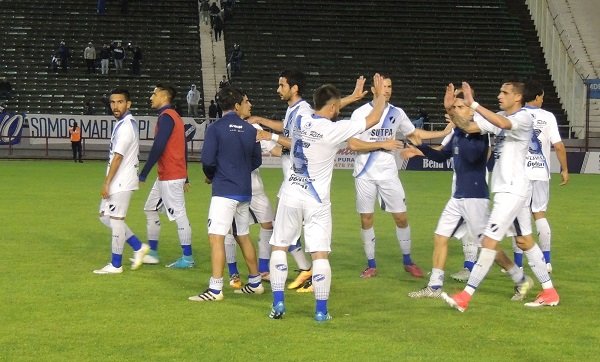 Alvarado ganó y mira a todos desde arriba