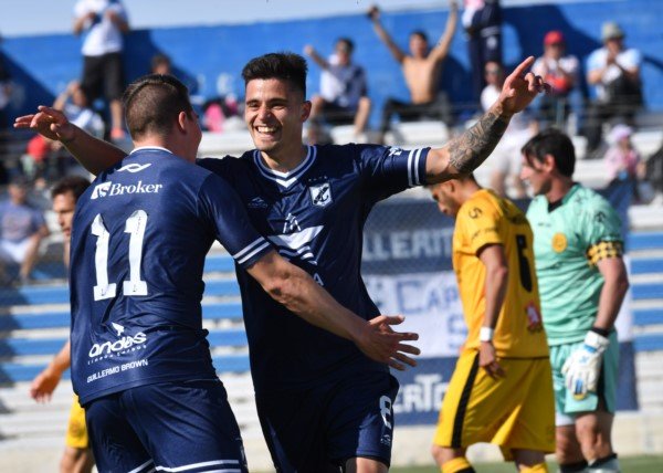 De local es otra cosa: Brown goleó a Flandria 3 a 0