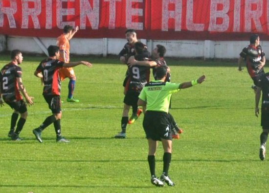 Primer festejo del Rojo ante el Naranja