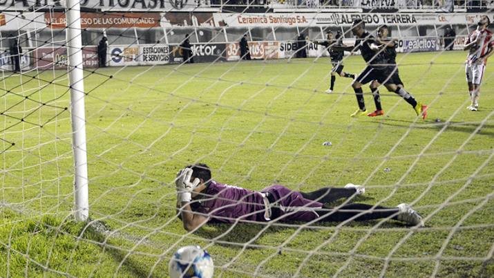 Un penal agónico le dio al Ferroviario el triunfo y la punta