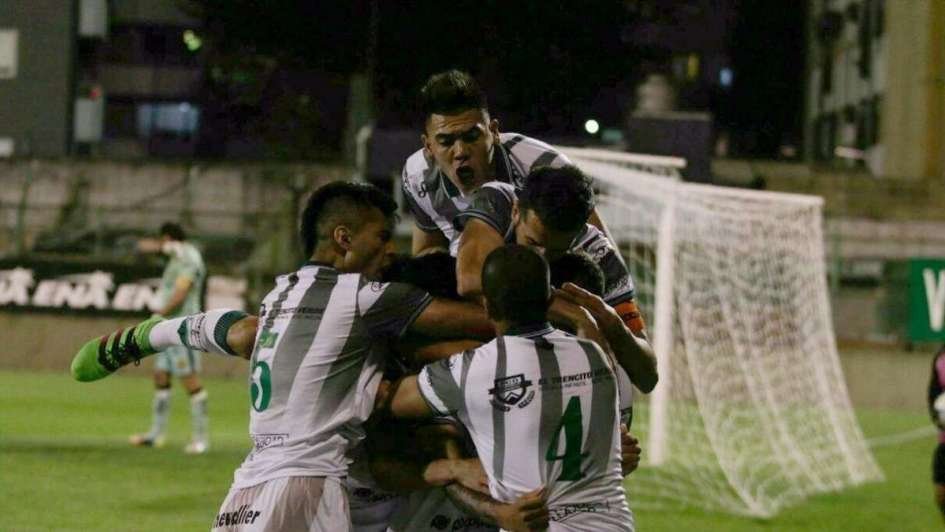 Flandria perdió en Caballito y complica su futuro