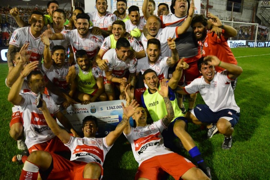Morón sorprendió a Unión de Santa Fe y debutará en Cuartos