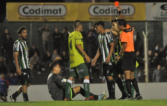 Villa Mitre dejó pasar el tren para acercarse a los de arriba