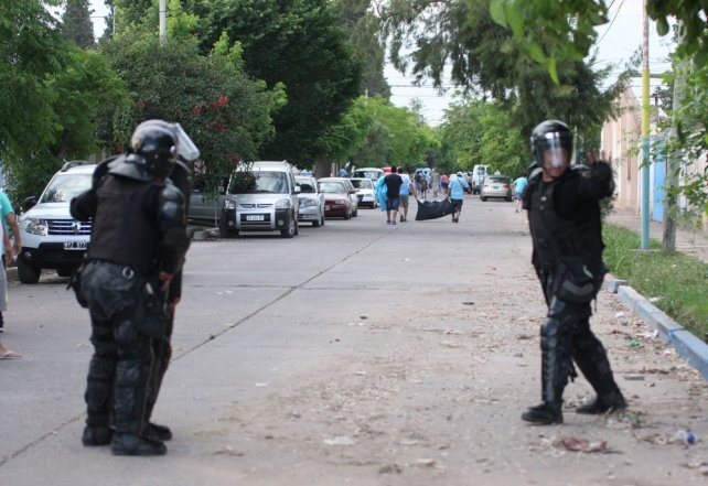 Post Clásico: Incidentes entre hinchas de Gutierrez con la policia