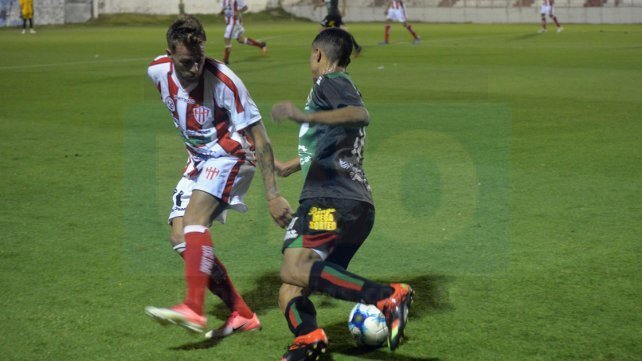Ganó Atlético Paraná y salió del fondo