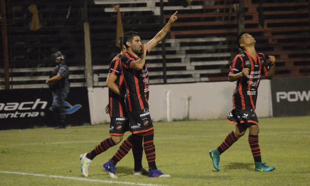 Douglas se reencontró con el triunfo y vuelve a la zona de clasificación