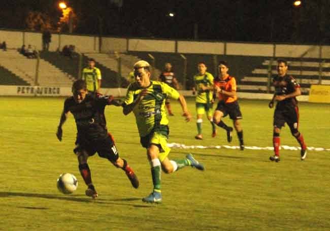 Ferro ganó y recuperó la punta