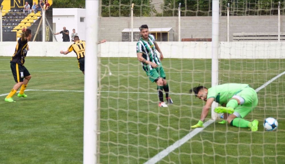 Deportivo Madryn cortó el invicto de Villa Mitre y salió del fondo