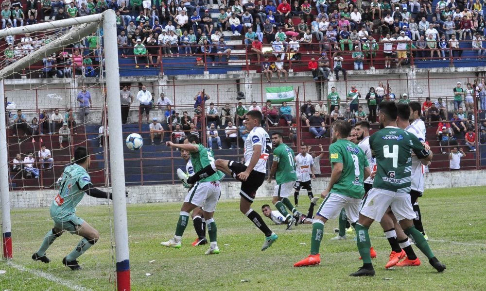 Mandiyú se quedó con el clásico del Litoral y complicó a For Ever