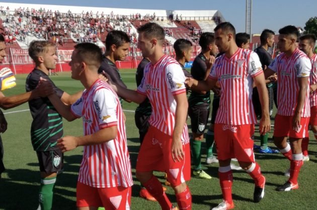 Estudiantes empató en el debut de Gómez