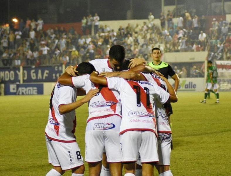 En un partido clave, Guaraní aplastó a Mandiyú y lo alcanzó