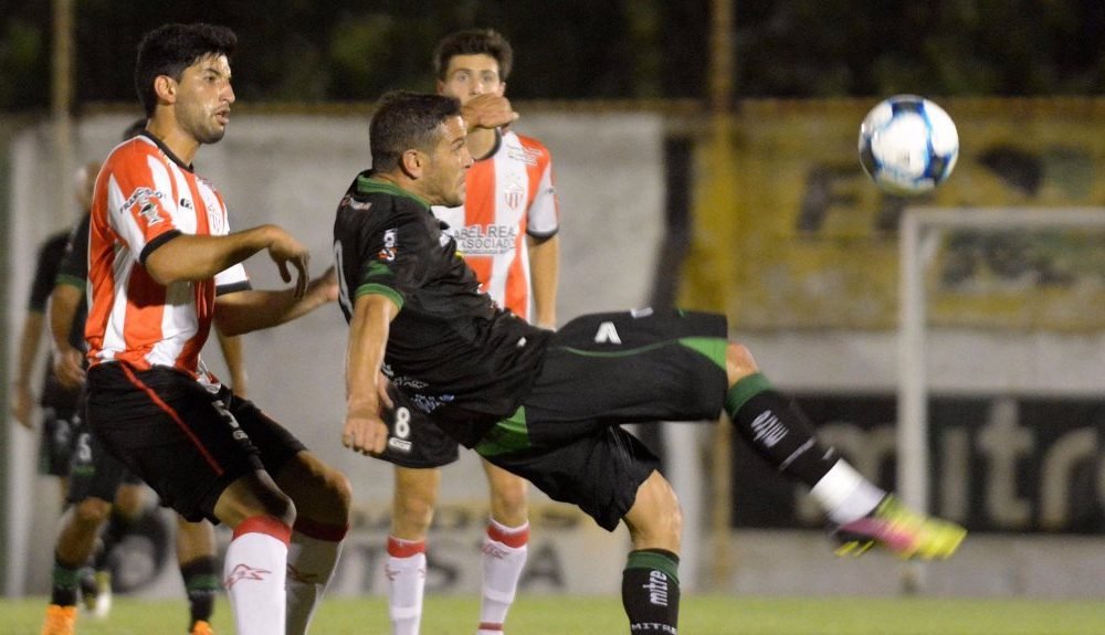 Villa Mitre venció a Rivadavia y ya tiene un pie en segunda fase