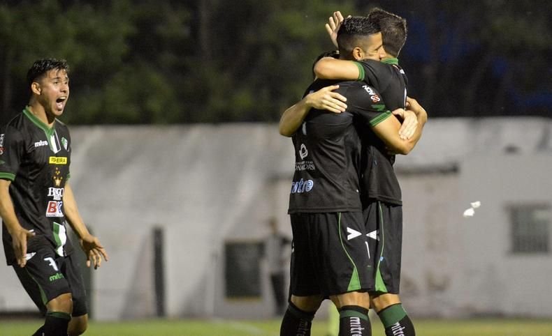 Villa Mitre se consolidó y estiró la mala racha de Ferro