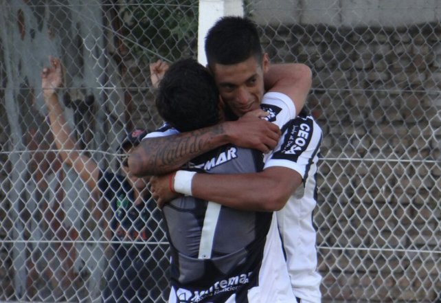 Con los goles de Palacios Alvarenga, Gimnasia derrotó a Juventud Unida en la ida