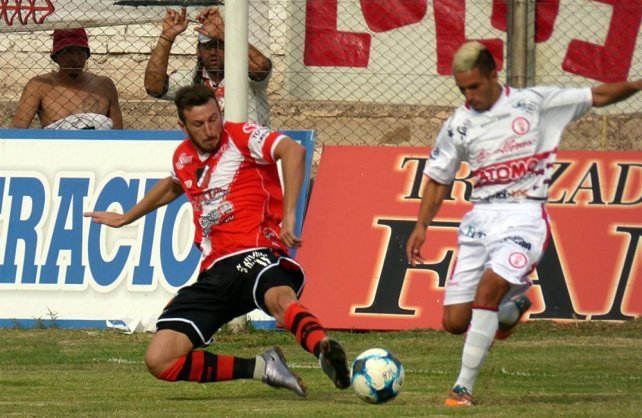 Huracán Las Heras y Deportivo Maipú empataron sin goles en el encuentro de ida