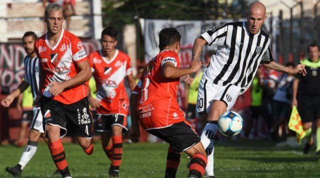 Maipú le sacó el invicto a Gimnasia y se quedó con la ida