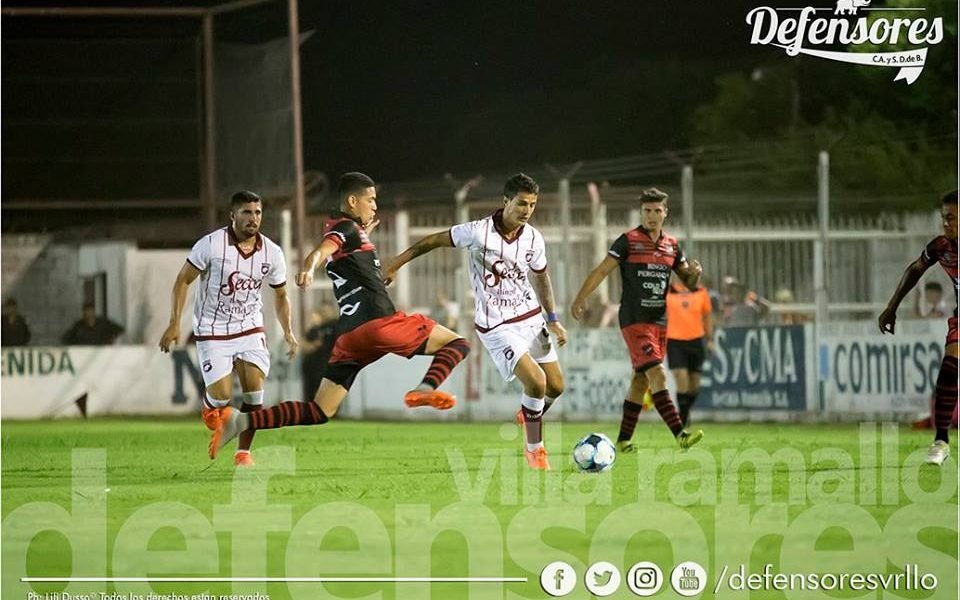Douglas eliminó a Defensores en la última pelota